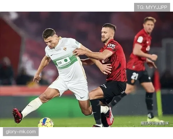 阿贾克斯豪取三连胜强势领跑荷甲，球队表现引发关注