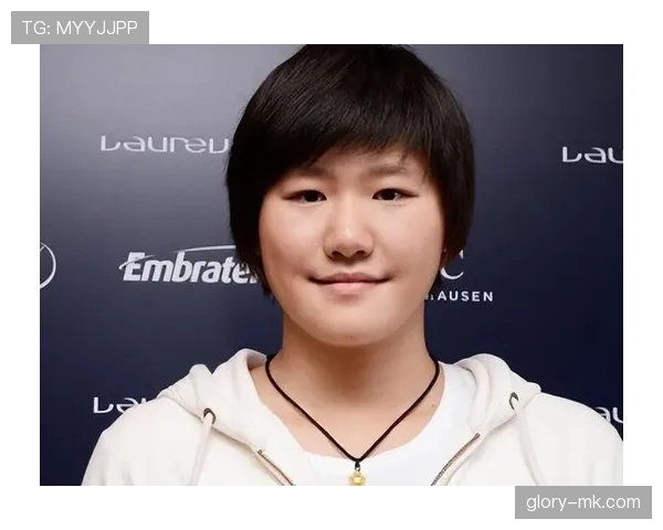 叶诗文训练照硬得像战士，下一张咖啡馆自拍又把我拉回娱乐圈——这生活反差有点离谱