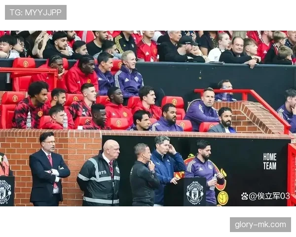 曼联防守体系漏洞频出问题在近期比赛中显现，对球队稳定性与表现造成影响